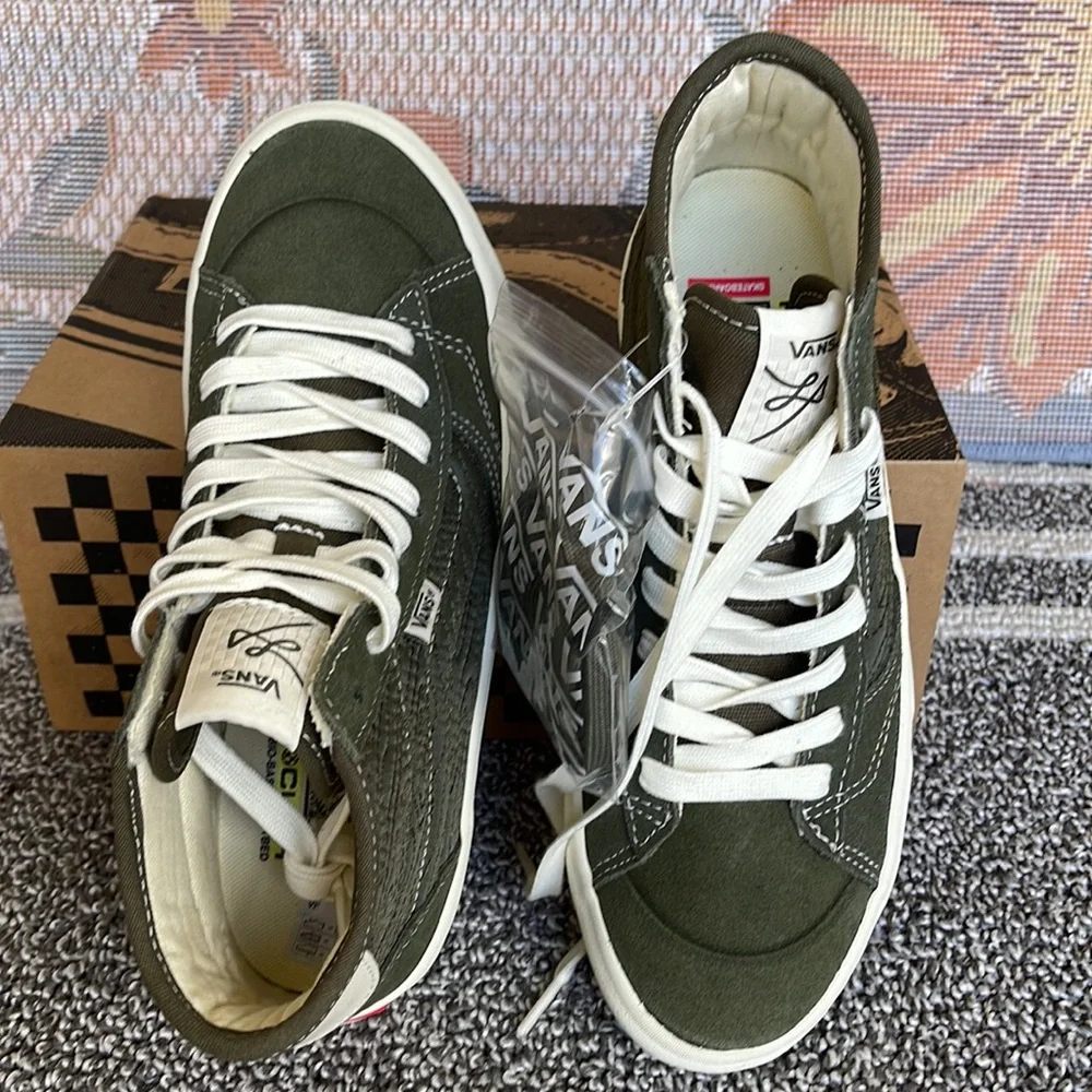 Vans Men’s The Lizzie
Quilted Grape Leaf
VN0A4BX150K
Sneakers - Picture 13 of 16